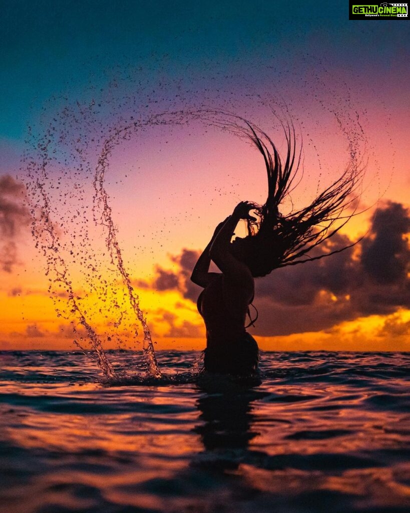Samyukta Hornad Instagram - Hairwhip queen @samyuktahornad 🌊 . . #sunset #maldives #ocean #orange #silhouette #hairwhip #water #travel Maldives