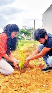 Samyukta Hornad Instagram - Painting it green w/ @samyuktahornad 🙋🏻‍♂️🌱 🎥 by @nomad_fighter #climatechange #globalwarming #waterconservation #wildlife #bangalore #bengaluru #bangalorediaries #reelitfeelit #instagood #instagramreels #trendingreels #indianagriculture #farmer @handsoncsr @weplantree