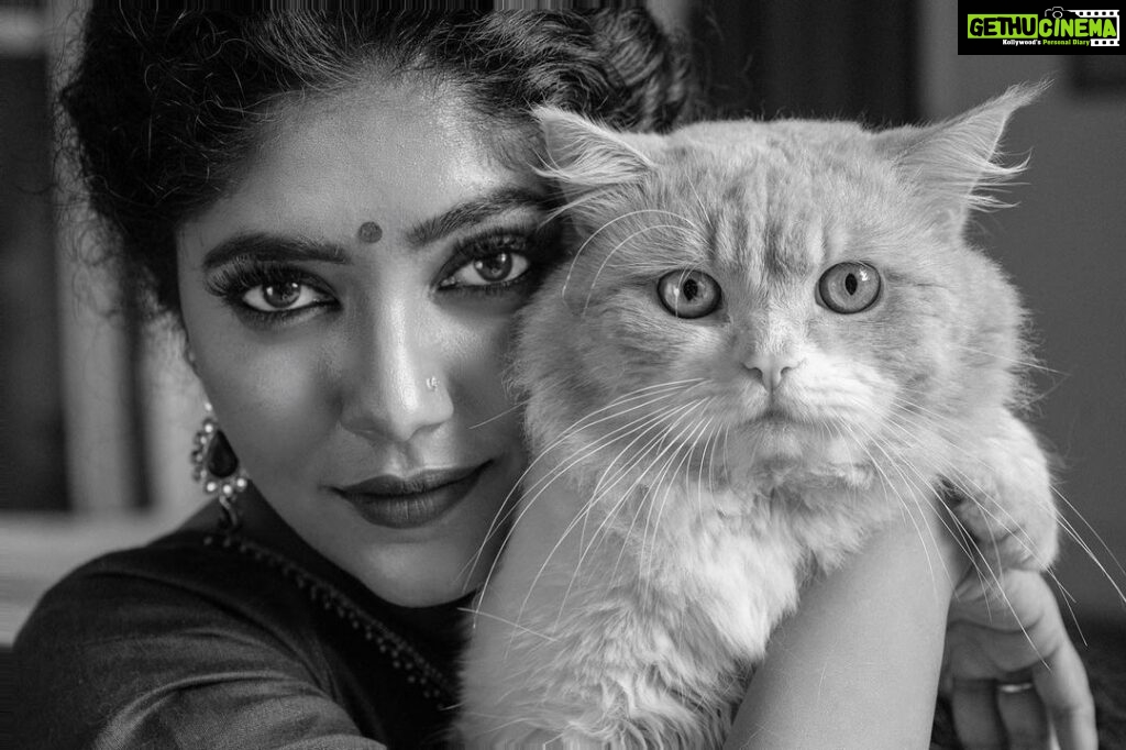 Samyukta Hornad Instagram - meowwwww 😈 @pragalbhvashishth #desicatwoman #Cat #Mytype