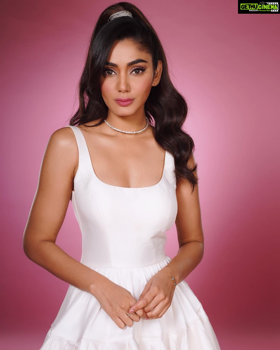 Sana Makbul Instagram - He will wonder 💭 damn “she” 🥰