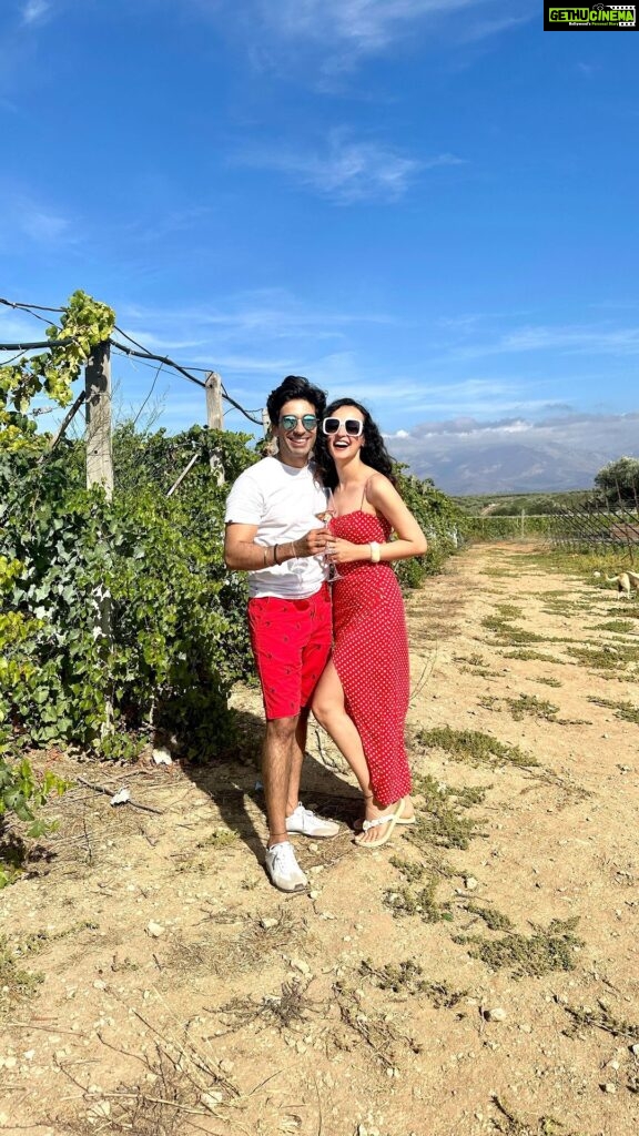 Sanaya Irani Instagram - It’s a Delayed birthday post because we had a fabulous one 🤩🥳. Happy birthday once again baby 🥳😘❤️. Wishing you only happiness in life, good vibes and good wines 😜. Cheers 🥂 #40thbirthday #lookslike29 🥰 Greece