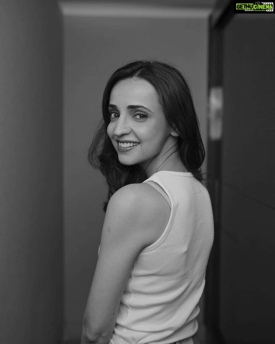 Sanaya Irani Instagram - Photo aisi daalo ki chaar log boley, kitni puraani photo hai! 🤍🖤🤍🖤