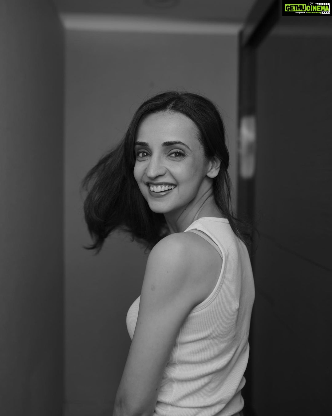 Sanaya Irani Instagram - Photo aisi daalo ki chaar log boley, kitni puraani photo hai! 🤍🖤🤍🖤