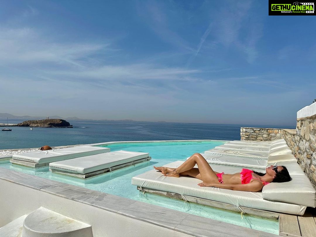Sanaya Irani Instagram - Weekend state of mind ☀️ 🌊 👙 @iliadasunsetsuites ❤️ Iliada Sunset Suites