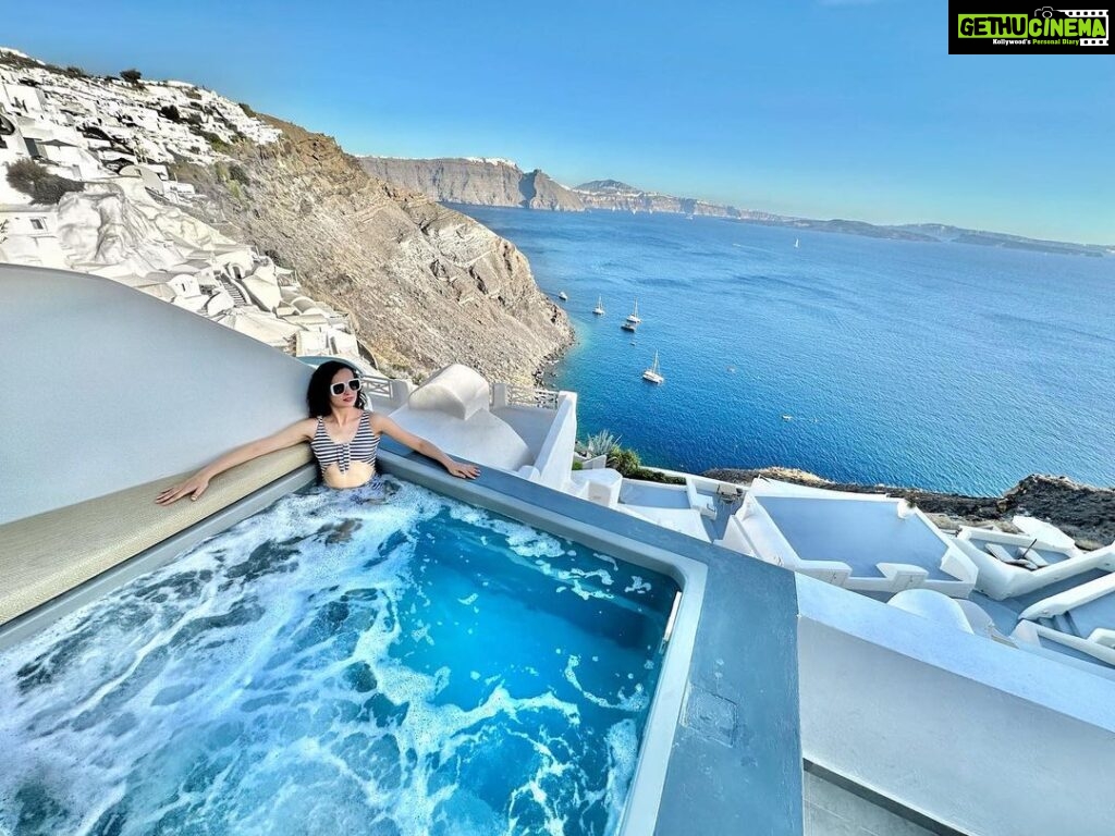 Sanaya Irani Instagram - Santorini you have my ❤️. @allurebreezesuites #birthdaygetaway #santorini #travel #greece #oia