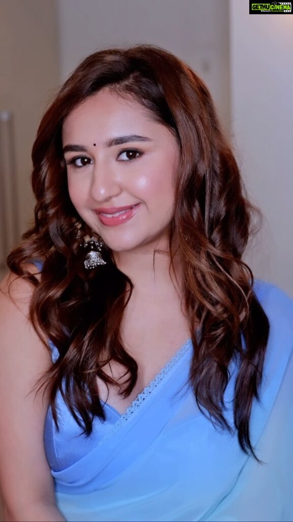 Sanaya Pithawalla Instagram - Don’t you know I’m the queen B!! 😉 Re-created aliaa’s look from Rocky and Rani with my fav @meenalvidhani ♥️ Hope you guys like this video ! Show us some love 🥰 Make up - @meenalvidhani Saree - @harish.vidhani.5