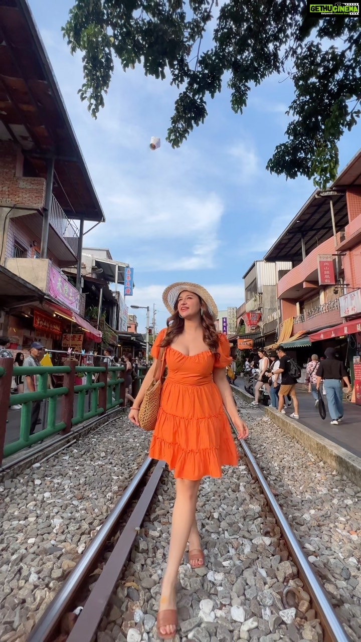 Sanaya Pithawalla Instagram - No caption , only love for this one 🫶🏻 @goldcoastfilmsofficial Shifen Old Street, Taiwan