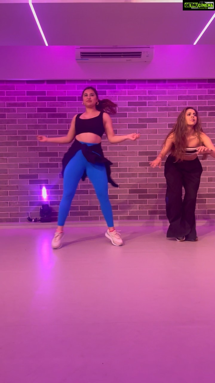 Sanaya Pithawalla Instagram - Where’s the party tonight??? 🥰 Yesterdays workshop was no less than a party itself!! What fun!!! Thank you @khyatipchoreography ♥️ Always killing it with her choreographies and song choices😍