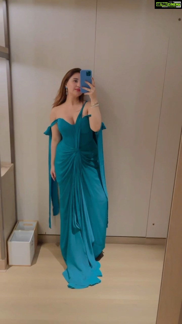 Sanaya Pithawalla Instagram - That’s her dream to be popular 🥰 Much awaited reel that I was waiting to post ♥️ The glamorous exhibit magazine awards night 😍 Wearing @karishmaashita 👗 JW Marriott Goa