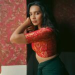 Sanchana Natarajan Instagram - 👑 Photos & Videos shot by @anitakamaraj Creative direction, Styling & Video edit by @beingroofa Make up by @anupama.krishnamachari Hair by @hair_by_aiswaryaraj Outfit from @colorsandmirrors