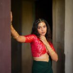 Sanchana Natarajan Instagram - 👑 Photos & Videos shot by @anitakamaraj Creative direction, Styling & Video edit by @beingroofa Make up by @anupama.krishnamachari Hair by @hair_by_aiswaryaraj Outfit from @colorsandmirrors