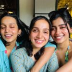 Sanchana Natarajan Instagram – Each slide represents various levels of our friendship in a singular meeting 
.
.
#mygirls Bread and Chocolate