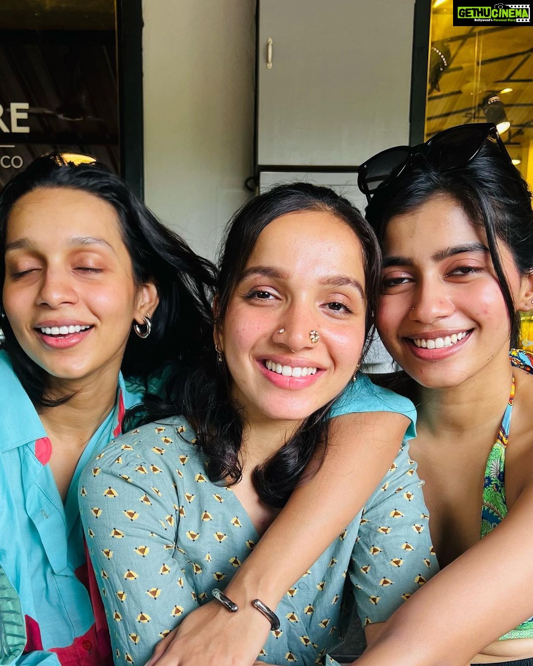 Sanchana Natarajan Instagram - Each slide represents various levels of our friendship in a singular meeting . . #mygirls Bread and Chocolate