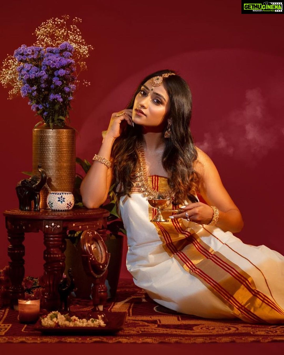 Sangeetha Sringeri Instagram - Tried something new for Onam with this amazing crew Photography: @theportraitstudio_tps Styling: @styleline_bydee & @beingstyl Makeup: @prashanthmakeover Jewelry: @velvetboxby Studio: @tps_spaces #HappyOnam #onam