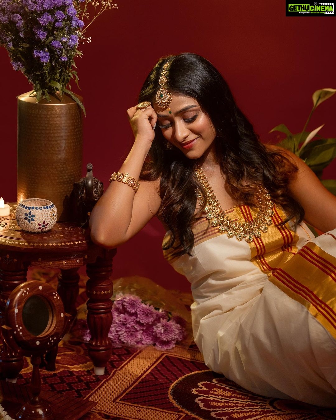 Sangeetha Sringeri Instagram - Tried something new for Onam with this amazing crew Photography: @theportraitstudio_tps Styling: @styleline_bydee & @beingstyl Makeup: @prashanthmakeover Jewelry: @velvetboxby Studio: @tps_spaces #HappyOnam #onam