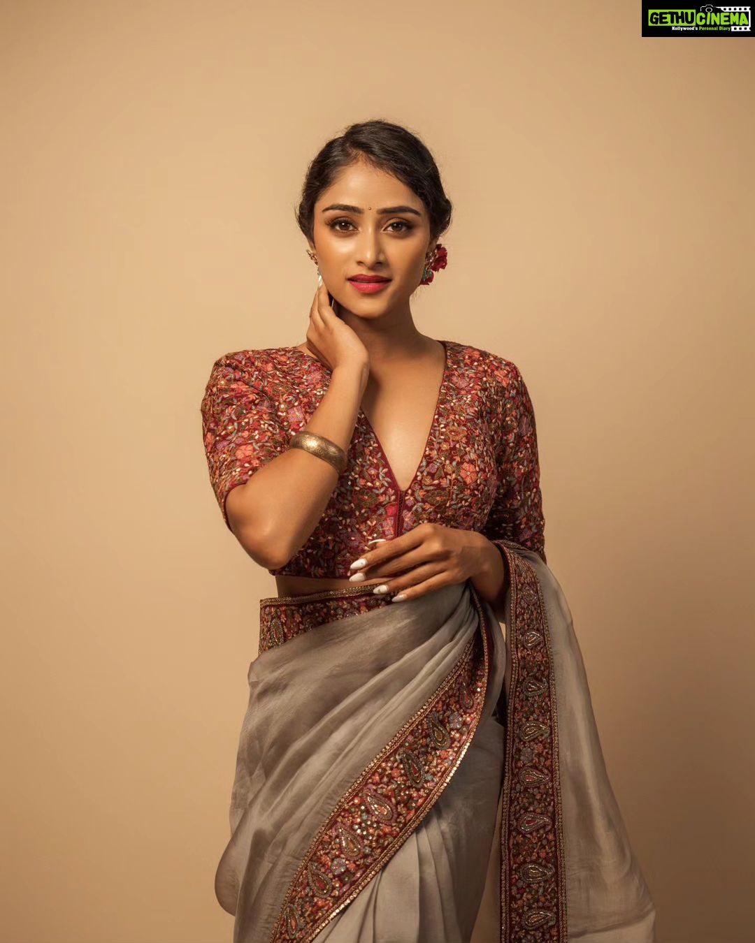 Sangeetha Sringeri Instagram - "In every intricate saree drape, the allure of enchanting eyes and timeless grace shines through. ποΈβ¨ #EyesOfBeauty #SareeElegance #SareeStyle #GracefulGaze" @iamsangeethasringeri captivating elegance in @samyakksarees . Photography: @theportraitstudio_tps Styling: @styleline_bydee & @beingstyl Makeup: @dheerajamakeovers Studio: @tps_spaces Banglore