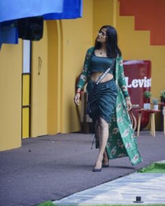 Sangeetha Sringeri Instagram - No matter where she step, the world becomes her runway 💃

Streaming on @colorskannadaofficial and  @officialjiocinema 

Outfit : @laxmikrishnaofficial 

#BBK10 #SangeethaSringeri #HappyBigboss #VoteForSangeetha  #ColorsKannada #JioCinemas #Trending #BigBossKannada