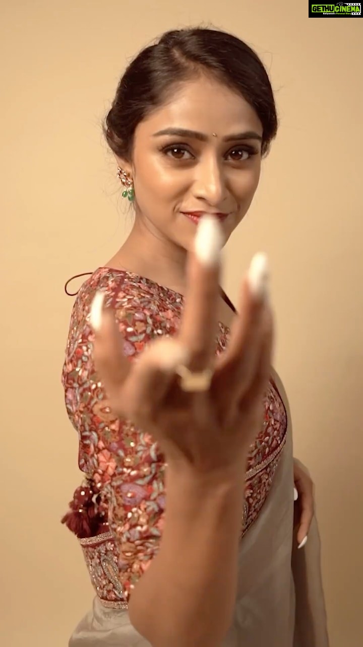 Sangeetha Sringeri Instagram - A beaaaaaaautiful shoot by @theportraitstudio_tps Styled by @beingstyl and @styleline_bydee saree by @samyakkclothing MUA @dheerajamakeovers studio @tps_spaces Nails by @cosmiclashesandnails #sangeethaSringeri