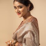 Sangeetha Sringeri Instagram - Just a smile, aste! 😊 Styled by: @styleline_bydee & @beingstyl Photography: @theportraitstudio_tps Outfit: @samyakkclothing MUA: @dheerajamakeovers Studio: @tps_spaces