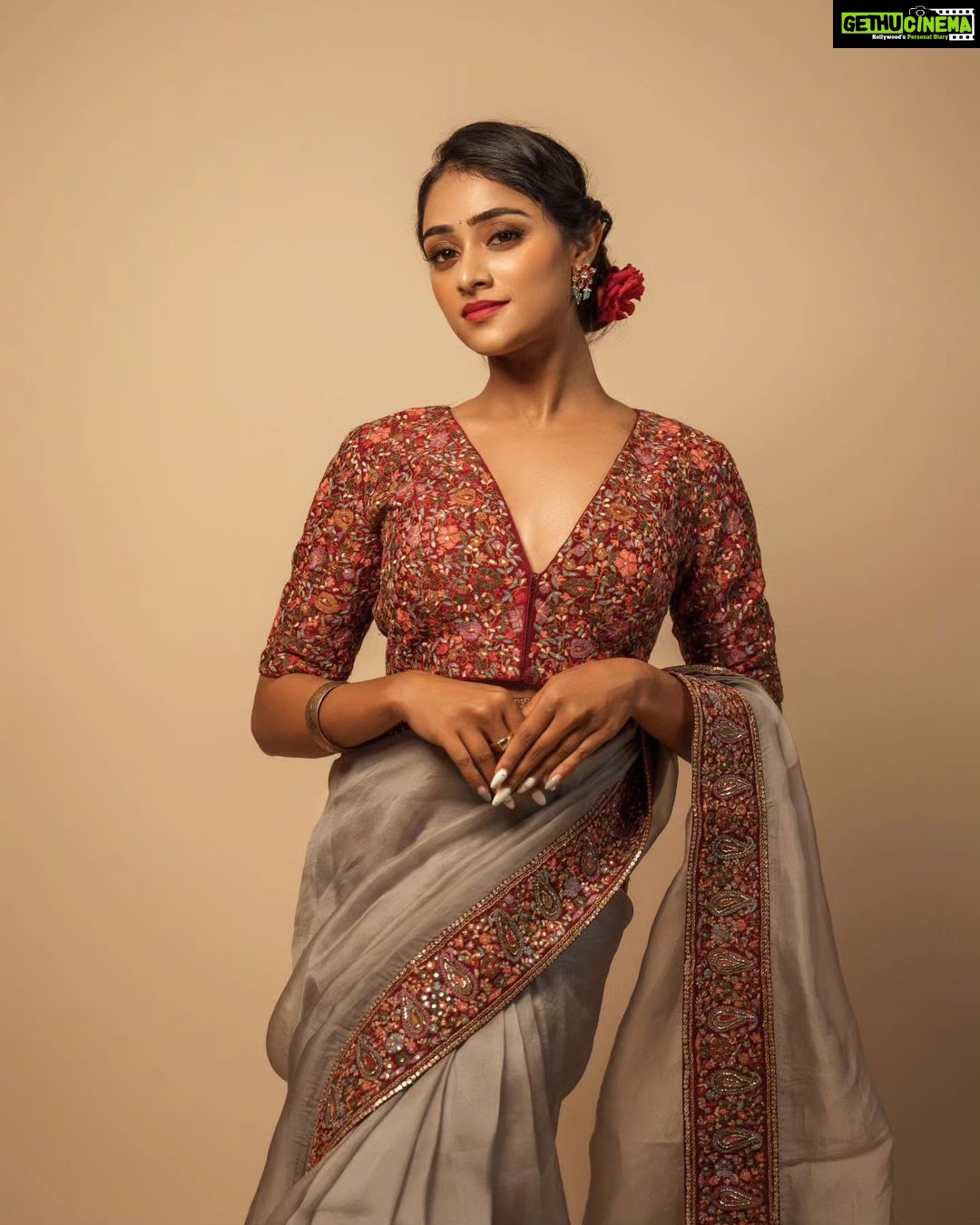 Sangeetha Sringeri Instagram - "In every intricate saree drape, the allure of enchanting eyes and timeless grace shines through. ποΈβ¨ #EyesOfBeauty #SareeElegance #SareeStyle #GracefulGaze" @iamsangeethasringeri captivating elegance in @samyakksarees . Photography: @theportraitstudio_tps Styling: @styleline_bydee & @beingstyl Makeup: @dheerajamakeovers Studio: @tps_spaces Banglore