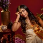 Sangeetha Sringeri Instagram - Tried something new for Onam with this amazing crew Photography: @theportraitstudio_tps Styling: @styleline_bydee & @beingstyl Makeup: @prashanthmakeover Jewelry: @velvetboxby Studio: @tps_spaces #HappyOnam #onam