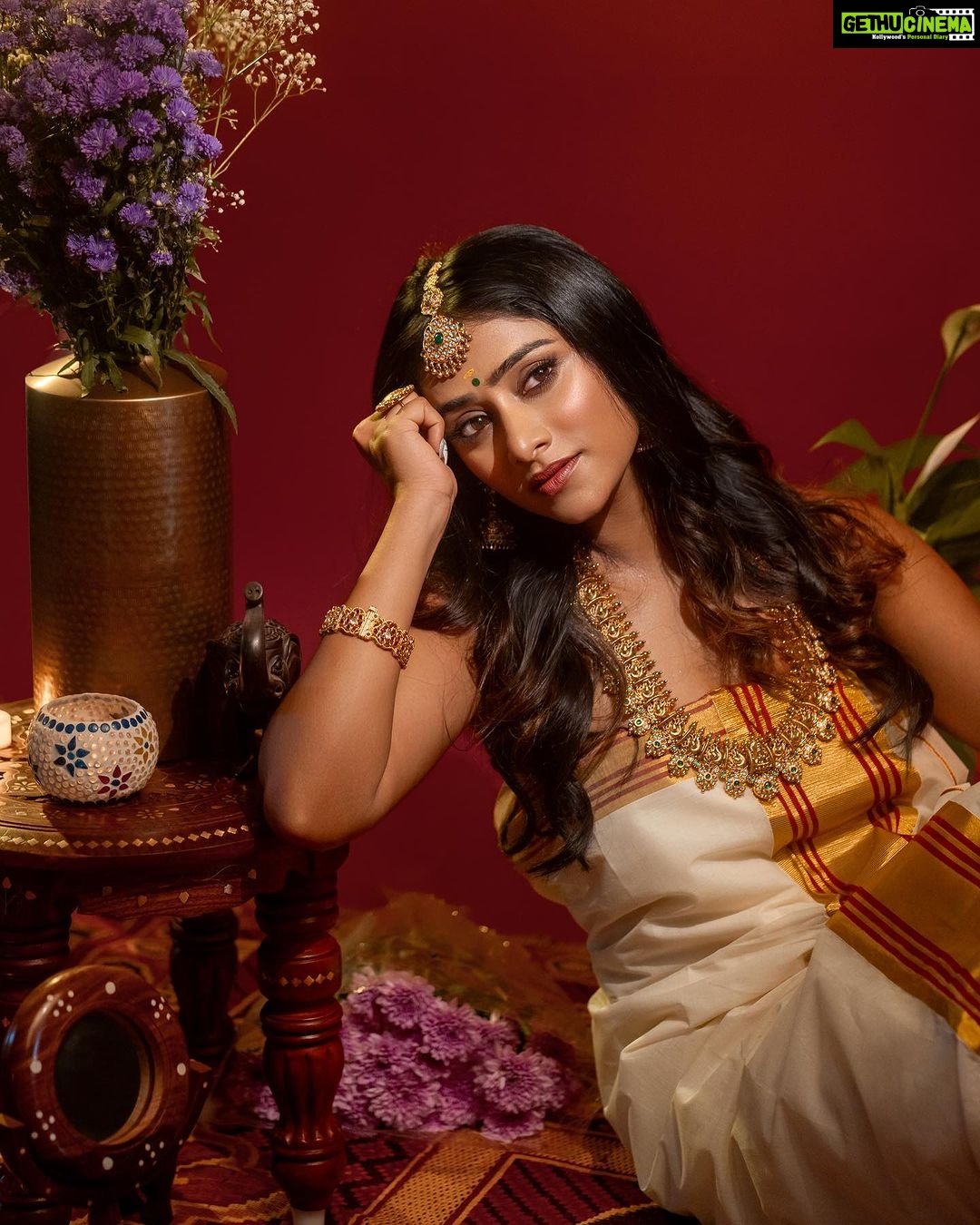 Sangeetha Sringeri Instagram - Tried something new for Onam with this amazing crew Photography: @theportraitstudio_tps Styling: @styleline_bydee & @beingstyl Makeup: @prashanthmakeover Jewelry: @velvetboxby Studio: @tps_spaces #HappyOnam #onam
