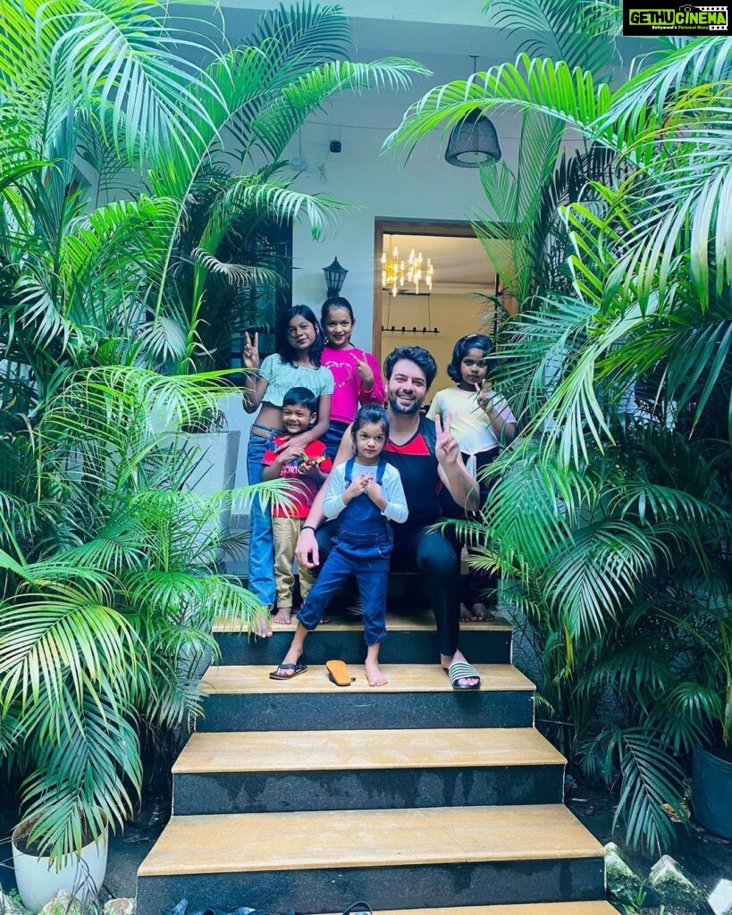 Sanjay Gagnani Instagram - I’m a Fan of these Fans ❤ These little Goans gatecrashed and all they had to offer is LOVE!🥹🥰 #littlemunchkins #cutiepatootie #onlylove #onlypositivevibes