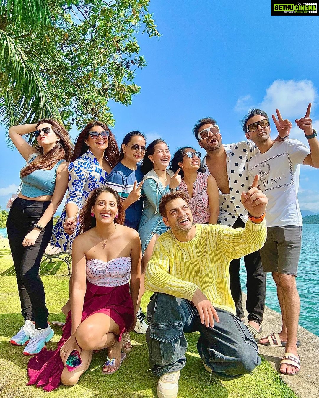 Sanjay Gagnani Instagram - It’s simple… Zindagi na milegi Dobara… @sanjaygagnaniofficial @poonampreet7 @sanchita.attawar @roshmibanik @shivyapathania @himanisharma @priyapatidar @wadhwasiddharth #zindagi #life #travel #laugh #drinks #roadtrip #birthday #birthdaybash #instagood #instagram #insta #instadaily #instabirthday