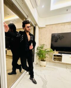 Sanjay Gagnani Instagram - The Way I Look at Her 🏆
#shesblushing☺️✨ 

Outfit Designer @bharat_reshma