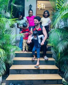 Sanjay Gagnani Instagram - I’m a Fan of these Fans ❤️

These little Goans gatecrashed and all they had to offer is LOVE!🥹🥰
 

#littlemunchkins #cutiepatootie #onlylove #onlypositivevibes