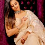 Sanjjanaa Instagram - Beauty is when it’s really Royal. Do you agree with me friends like my photographs ??? Shot by Santosh from @equinoxestillmediaa , team @concepts_equinoxe , @makeupbyvinutha is a Makeup educator who made me glow so beautifully … my dress is designed by Gayatri of @riddhi_99design ❤️ Jewellry by @jewelerybysusmitha . it takes the effort of an entire team to get some really beautiful photos and here we are ❤️❤️❤️ Karnataka, Bangalore