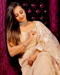 Sanjjanaa Instagram - Beauty is when it’s really Royal. Do you agree with me friends like my  photographs ??? Shot by Santosh from @equinoxestillmediaa , team @concepts_equinoxe , 
@makeupbyvinutha is a Makeup educator who made me glow so beautifully … my dress is designed by Gayatri of @riddhi_99design ❤️ Jewellry by @jewelerybysusmitha . 

it takes the effort of an entire team to get some really beautiful photos and here we are ❤️❤️❤️