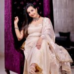 Sanjjanaa Instagram - Beauty is when it’s really Royal. Do you agree with me friends like my photographs ??? Shot by Santosh from @equinoxestillmediaa , team @concepts_equinoxe , @makeupbyvinutha is a Makeup educator who made me glow so beautifully … my dress is designed by Gayatri of @riddhi_99design ❤️ Jewellry by @jewelerybysusmitha . it takes the effort of an entire team to get some really beautiful photos and here we are ❤️❤️❤️ Karnataka, Bangalore