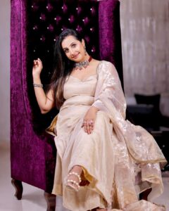 Sanjjanaa Instagram - Beauty is when it’s really Royal. Do you agree with me friends like my  photographs ??? Shot by Santosh from @equinoxestillmediaa , team @concepts_equinoxe , 
@makeupbyvinutha is a Makeup educator who made me glow so beautifully … my dress is designed by Gayatri of @riddhi_99design ❤️ Jewellry by @jewelerybysusmitha . 

it takes the effort of an entire team to get some really beautiful photos and here we are ❤️❤️❤️
