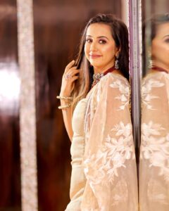 Sanjjanaa Instagram - Beauty is when it’s really Royal. Do you agree with me friends like my  photographs ??? Shot by Santosh from @equinoxestillmediaa , team @concepts_equinoxe , 
@makeupbyvinutha is a Makeup educator who made me glow so beautifully … my dress is designed by Gayatri of @riddhi_99design ❤️ Jewellry by @jewelerybysusmitha . 

it takes the effort of an entire team to get some really beautiful photos and here we are ❤️❤️❤️