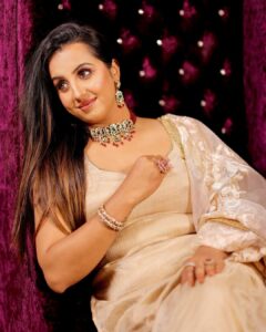 Sanjjanaa Instagram - Beauty is when it’s really Royal. Do you agree with me friends like my  photographs ??? Shot by Santosh from @equinoxestillmediaa , team @concepts_equinoxe , 
@makeupbyvinutha is a Makeup educator who made me glow so beautifully … my dress is designed by Gayatri of @riddhi_99design ❤️ Jewellry by @jewelerybysusmitha . 

it takes the effort of an entire team to get some really beautiful photos and here we are ❤️❤️❤️