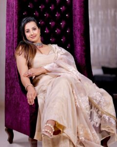 Sanjjanaa Instagram - Beauty is when it’s really Royal. Do you agree with me friends like my  photographs ??? Shot by Santosh from @equinoxestillmediaa , team @concepts_equinoxe , 
@makeupbyvinutha is a Makeup educator who made me glow so beautifully … my dress is designed by Gayatri of @riddhi_99design ❤️ Jewellry by @jewelerybysusmitha . 

it takes the effort of an entire team to get some really beautiful photos and here we are ❤️❤️❤️