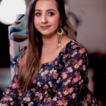 Sanjjanaa Instagram - If you belong to the era where you think that when film actresses get married and have babies? Beyond that you are influenced by people and told that you absolutely don’t have a future or career any more . Now your life is about sitting at home and just nurturing kids and doing house hold work . Let me tell you that you should stay away from such toxic people & there valueless negative advices and focus on a career of a Celebrity Mom blogger , or any other career where you can at least work from home just like I did ❤️ more power to all the multitasking moms out there … Sky is the limit … being a mom to @princealarik has bought so much contentment and happiness to my soul … success to me today is of course my career but … success to me, is being happy being alive, being with my family, being a mother to my lovely infant, being a strong and content person ❤️ leading my life with positive and happy people is also great success … thanking my entire team for making me look so gorgeous ❤️ Outfit @momzjoy , Jewellry @jewelerybysusmitha @equinoxestillmediaa 🎥📷 @makeupbyvinutha 💄 Follow my son @princealarik ❤️ Karnataka, Bangalore