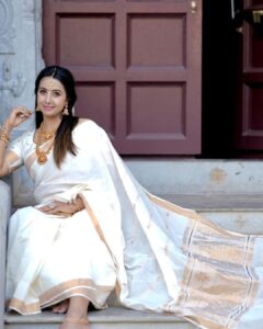 Sanjjanaa Instagram - I really enjoy my time in Kerala as I am shooting for my Malayalam film @kundara_andiyappees , i’m still due to be shooting my last schedule and I am so overjoyed to learn about the Kerala tradition, their special festival, Onam and the significance of this beautiful Kerala saree that I am wearing which is bought to me by @iyra_designstudio ❤️

The Kerala saree is known for its simplicity and understated beauty. It is usually made from handloom cotton, which is comfortable to wear in the tropical climate of Kerala. The saree is often paired with a matching blouse and adorned with traditional jewelry like gold earrings and bangles.
 
#Onam is a festival celebrated in the state of #Kerala in #India, and holds great significance in the cultural heritage of the region. It is a harvest festival that marks the homecoming of the mythical King Mahabali and is observed with immense enthusiasm and joy. 

In conclusion, both Onam festival and the Kerala saree hold immense significance in the cultural heritage of Kerala. Onam celebrates the spirit of unity, harmony, and gratitude, while the Kerala saree represents the elegance, grace, and cultural identity of the state. Both are beautiful expressions of tradition and serve as reminders of the rich cultural heritage of Kerala.

wish me luck for my re-entry @kundara_andiyappees in my malyalam film journey .. this will be my very first film after I have become a mother ❤️ need, everybody’s blessings and support ❤️