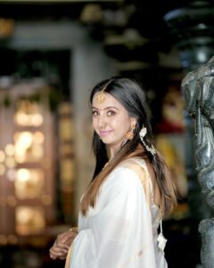 Sanjjanaa Instagram - I really enjoy my time in Kerala as I am shooting for my Malayalam film @kundara_andiyappees , i’m still due to be shooting my last schedule and I am so overjoyed to learn about the Kerala tradition, their special festival, Onam and the significance of this beautiful Kerala saree that I am wearing which is bought to me by @iyra_designstudio ❤️

The Kerala saree is known for its simplicity and understated beauty. It is usually made from handloom cotton, which is comfortable to wear in the tropical climate of Kerala. The saree is often paired with a matching blouse and adorned with traditional jewelry like gold earrings and bangles.
 
#Onam is a festival celebrated in the state of #Kerala in #India, and holds great significance in the cultural heritage of the region. It is a harvest festival that marks the homecoming of the mythical King Mahabali and is observed with immense enthusiasm and joy. 

In conclusion, both Onam festival and the Kerala saree hold immense significance in the cultural heritage of Kerala. Onam celebrates the spirit of unity, harmony, and gratitude, while the Kerala saree represents the elegance, grace, and cultural identity of the state. Both are beautiful expressions of tradition and serve as reminders of the rich cultural heritage of Kerala.

wish me luck for my re-entry @kundara_andiyappees in my malyalam film journey .. this will be my very first film after I have become a mother ❤️ need, everybody’s blessings and support ❤️