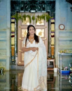 Sanjjanaa Instagram - I really enjoy my time in Kerala as I am shooting for my Malayalam film @kundara_andiyappees , i’m still due to be shooting my last schedule and I am so overjoyed to learn about the Kerala tradition, their special festival, Onam and the significance of this beautiful Kerala saree that I am wearing which is bought to me by @iyra_designstudio ❤️

The Kerala saree is known for its simplicity and understated beauty. It is usually made from handloom cotton, which is comfortable to wear in the tropical climate of Kerala. The saree is often paired with a matching blouse and adorned with traditional jewelry like gold earrings and bangles.
 
#Onam is a festival celebrated in the state of #Kerala in #India, and holds great significance in the cultural heritage of the region. It is a harvest festival that marks the homecoming of the mythical King Mahabali and is observed with immense enthusiasm and joy. 

In conclusion, both Onam festival and the Kerala saree hold immense significance in the cultural heritage of Kerala. Onam celebrates the spirit of unity, harmony, and gratitude, while the Kerala saree represents the elegance, grace, and cultural identity of the state. Both are beautiful expressions of tradition and serve as reminders of the rich cultural heritage of Kerala.

wish me luck for my re-entry @kundara_andiyappees in my malyalam film journey .. this will be my very first film after I have become a mother ❤️ need, everybody’s blessings and support ❤️