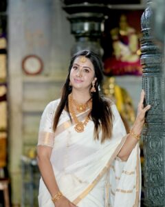 Sanjjanaa Instagram - I really enjoy my time in Kerala as I am shooting for my Malayalam film @kundara_andiyappees , i’m still due to be shooting my last schedule and I am so overjoyed to learn about the Kerala tradition, their special festival, Onam and the significance of this beautiful Kerala saree that I am wearing which is bought to me by @iyra_designstudio ❤️

The Kerala saree is known for its simplicity and understated beauty. It is usually made from handloom cotton, which is comfortable to wear in the tropical climate of Kerala. The saree is often paired with a matching blouse and adorned with traditional jewelry like gold earrings and bangles.
 
#Onam is a festival celebrated in the state of #Kerala in #India, and holds great significance in the cultural heritage of the region. It is a harvest festival that marks the homecoming of the mythical King Mahabali and is observed with immense enthusiasm and joy. 

In conclusion, both Onam festival and the Kerala saree hold immense significance in the cultural heritage of Kerala. Onam celebrates the spirit of unity, harmony, and gratitude, while the Kerala saree represents the elegance, grace, and cultural identity of the state. Both are beautiful expressions of tradition and serve as reminders of the rich cultural heritage of Kerala.

wish me luck for my re-entry @kundara_andiyappees in my malyalam film journey .. this will be my very first film after I have become a mother ❤️ need, everybody’s blessings and support ❤️