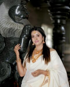 Sanjjanaa Instagram - I really enjoy my time in Kerala as I am shooting for my Malayalam film @kundara_andiyappees , i’m still due to be shooting my last schedule and I am so overjoyed to learn about the Kerala tradition, their special festival, Onam and the significance of this beautiful Kerala saree that I am wearing which is bought to me by @iyra_designstudio ❤️

The Kerala saree is known for its simplicity and understated beauty. It is usually made from handloom cotton, which is comfortable to wear in the tropical climate of Kerala. The saree is often paired with a matching blouse and adorned with traditional jewelry like gold earrings and bangles.
 
#Onam is a festival celebrated in the state of #Kerala in #India, and holds great significance in the cultural heritage of the region. It is a harvest festival that marks the homecoming of the mythical King Mahabali and is observed with immense enthusiasm and joy. 

In conclusion, both Onam festival and the Kerala saree hold immense significance in the cultural heritage of Kerala. Onam celebrates the spirit of unity, harmony, and gratitude, while the Kerala saree represents the elegance, grace, and cultural identity of the state. Both are beautiful expressions of tradition and serve as reminders of the rich cultural heritage of Kerala.

wish me luck for my re-entry @kundara_andiyappees in my malyalam film journey .. this will be my very first film after I have become a mother ❤️ need, everybody’s blessings and support ❤️
