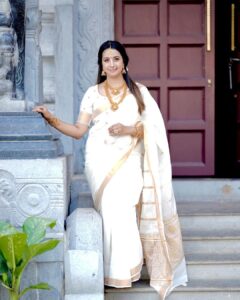 Sanjjanaa Instagram - I really enjoy my time in Kerala as I am shooting for my Malayalam film @kundara_andiyappees , i’m still due to be shooting my last schedule and I am so overjoyed to learn about the Kerala tradition, their special festival, Onam and the significance of this beautiful Kerala saree that I am wearing which is bought to me by @iyra_designstudio ❤️

The Kerala saree is known for its simplicity and understated beauty. It is usually made from handloom cotton, which is comfortable to wear in the tropical climate of Kerala. The saree is often paired with a matching blouse and adorned with traditional jewelry like gold earrings and bangles.
 
#Onam is a festival celebrated in the state of #Kerala in #India, and holds great significance in the cultural heritage of the region. It is a harvest festival that marks the homecoming of the mythical King Mahabali and is observed with immense enthusiasm and joy. 

In conclusion, both Onam festival and the Kerala saree hold immense significance in the cultural heritage of Kerala. Onam celebrates the spirit of unity, harmony, and gratitude, while the Kerala saree represents the elegance, grace, and cultural identity of the state. Both are beautiful expressions of tradition and serve as reminders of the rich cultural heritage of Kerala.

wish me luck for my re-entry @kundara_andiyappees in my malyalam film journey .. this will be my very first film after I have become a mother ❤️ need, everybody’s blessings and support ❤️