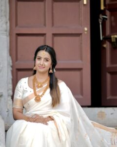 Sanjjanaa Instagram - I really enjoy my time in Kerala as I am shooting for my Malayalam film @kundara_andiyappees , i’m still due to be shooting my last schedule and I am so overjoyed to learn about the Kerala tradition, their special festival, Onam and the significance of this beautiful Kerala saree that I am wearing which is bought to me by @iyra_designstudio ❤️

The Kerala saree is known for its simplicity and understated beauty. It is usually made from handloom cotton, which is comfortable to wear in the tropical climate of Kerala. The saree is often paired with a matching blouse and adorned with traditional jewelry like gold earrings and bangles.
 
#Onam is a festival celebrated in the state of #Kerala in #India, and holds great significance in the cultural heritage of the region. It is a harvest festival that marks the homecoming of the mythical King Mahabali and is observed with immense enthusiasm and joy. 

In conclusion, both Onam festival and the Kerala saree hold immense significance in the cultural heritage of Kerala. Onam celebrates the spirit of unity, harmony, and gratitude, while the Kerala saree represents the elegance, grace, and cultural identity of the state. Both are beautiful expressions of tradition and serve as reminders of the rich cultural heritage of Kerala.

wish me luck for my re-entry @kundara_andiyappees in my malyalam film journey .. this will be my very first film after I have become a mother ❤️ need, everybody’s blessings and support ❤️