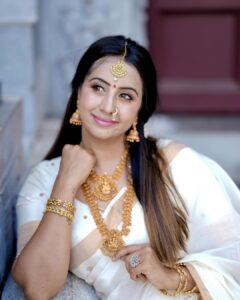 Sanjjanaa Instagram - I really enjoy my time in Kerala as I am shooting for my Malayalam film @kundara_andiyappees , i’m still due to be shooting my last schedule and I am so overjoyed to learn about the Kerala tradition, their special festival, Onam and the significance of this beautiful Kerala saree that I am wearing which is bought to me by @iyra_designstudio ❤️

The Kerala saree is known for its simplicity and understated beauty. It is usually made from handloom cotton, which is comfortable to wear in the tropical climate of Kerala. The saree is often paired with a matching blouse and adorned with traditional jewelry like gold earrings and bangles.
 
#Onam is a festival celebrated in the state of #Kerala in #India, and holds great significance in the cultural heritage of the region. It is a harvest festival that marks the homecoming of the mythical King Mahabali and is observed with immense enthusiasm and joy. 

In conclusion, both Onam festival and the Kerala saree hold immense significance in the cultural heritage of Kerala. Onam celebrates the spirit of unity, harmony, and gratitude, while the Kerala saree represents the elegance, grace, and cultural identity of the state. Both are beautiful expressions of tradition and serve as reminders of the rich cultural heritage of Kerala.

wish me luck for my re-entry @kundara_andiyappees in my malyalam film journey .. this will be my very first film after I have become a mother ❤️ need, everybody’s blessings and support ❤️