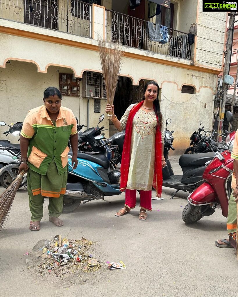 Sanjjanaa Instagram - It’s our responsibility to keep our #Bangalore litter free and completely clean , it’s obvious that in our daily lives, we will not go and sweep the roads … but let’s take a oath to keep our surrounding, as clean as possible and respect our roads, like if how we respect our Prayer rooms in our life … let’s not dirty the streets and make sure we have a conversation with people who dirty the street and discourage them to do so and become a responsible citizen . A very happy Gandhi Jayanti to all of you. … long live Mahatma Gandhi in the hearts of all Indians. ❤️ happy birthday bapu ji . ❤️ Chq out composters from @stonesoup.in to make banglore city clean & green ❤️ Indiranagar