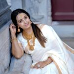 Sanjjanaa Instagram - I really enjoy my time in Kerala as I am shooting for my Malayalam film @kundara_andiyappees , i’m still due to be shooting my last schedule and I am so overjoyed to learn about the Kerala tradition, their special festival, Onam and the significance of this beautiful Kerala saree that I am wearing which is bought to me by @iyra_designstudio ❤️ The Kerala saree is known for its simplicity and understated beauty. It is usually made from handloom cotton, which is comfortable to wear in the tropical climate of Kerala. The saree is often paired with a matching blouse and adorned with traditional jewelry like gold earrings and bangles. #Onam is a festival celebrated in the state of #Kerala in #India, and holds great significance in the cultural heritage of the region. It is a harvest festival that marks the homecoming of the mythical King Mahabali and is observed with immense enthusiasm and joy. In conclusion, both Onam festival and the Kerala saree hold immense significance in the cultural heritage of Kerala. Onam celebrates the spirit of unity, harmony, and gratitude, while the Kerala saree represents the elegance, grace, and cultural identity of the state. Both are beautiful expressions of tradition and serve as reminders of the rich cultural heritage of Kerala. wish me luck for my re-entry @kundara_andiyappees in my malyalam film journey .. this will be my very first film after I have become a mother ❤️ need, everybody’s blessings and support ❤️ Kochi, India