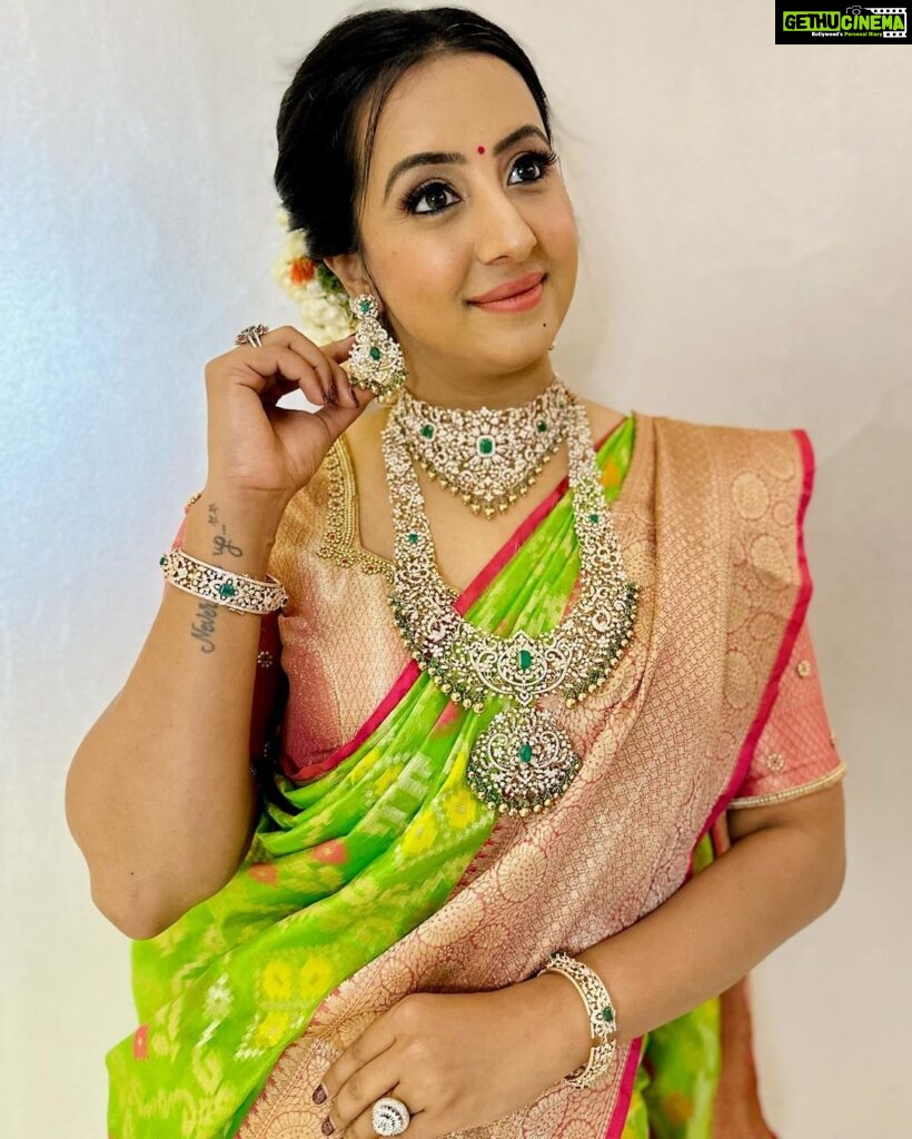 Sanjjanaa Instagram - Beautiful blouse & my look is curated by @vibbhinna ❤️ Real diamond Jewellry by @srikrishnadiamondsandjewellery .. South Indian sarees are known for their vibrant colors, rich fabrics, and intricate designs. There are several types of South Indian sarees that hold special significance in the region's traditions. Let me share some of the popular ones with you… Like Kanjeevaram Saree This saree from Tamil Nadu is renowned for its pure silk fabric and intricate motifs, often inspired by temples and nature. Kanjeevaram sarees are considered highly luxurious and are traditionally worn on special occasions like weddings. South Indian sarees, regardless of their specific type, are often worn with traditional jewelry like temple jewelry, adding to the overall elegance and authenticity of the outfit. The rich heritage and cultural significance associated with South Indian sarees make them truly unique and beloved by people across the globe. Kasavu Saree .. Kasavu sarees, also known as Kerala sarees, are made from handwoven cotton fabric with a golden border known as kasavu. These sarees are typically off-white or cream in color and are associated with the beautiful culture and traditions of Kerala. This one I’m flaunting is a Gadwal Saree … Originating from Telangana, Gadwal sarees are known for their unique integration of cotton and silk fabrics. They feature large-sized motifs and a contrasting pallu that adds to their distinct charm. Pochampally Saree … Pochampally sarees, from the Telangana region, are crafted with an intricate tie-and-dye technique called "ikat." These sarees come in a variety of colors and designs and are highly valued for their meticulous craftsmanship. I completely believe that saree on our Indian woman is by far an excellent & the most beautiful Elegant option . Karnataka, Bangalore