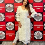 Sanjjanaa Instagram - Wearing a beautiful dress by @riddhi_99design 👗 miss gayatri is the founder of Ridhi design studio, and I love the fluffy sleeves, and this shiny trouser that she put me into that made me just blossom as a chief guest , on the day of the launch of this mind blowing Restaurant #bigbarbeque in bannerghata road . The food was so yummy and guess what they serve 180 dishes in there buffet … launching the fifth branch of @thebigbarbeque with @bangalorefood_hunt , Mr sandy founder of @thedigixperts was so much fun . Karnataka, Bangalore